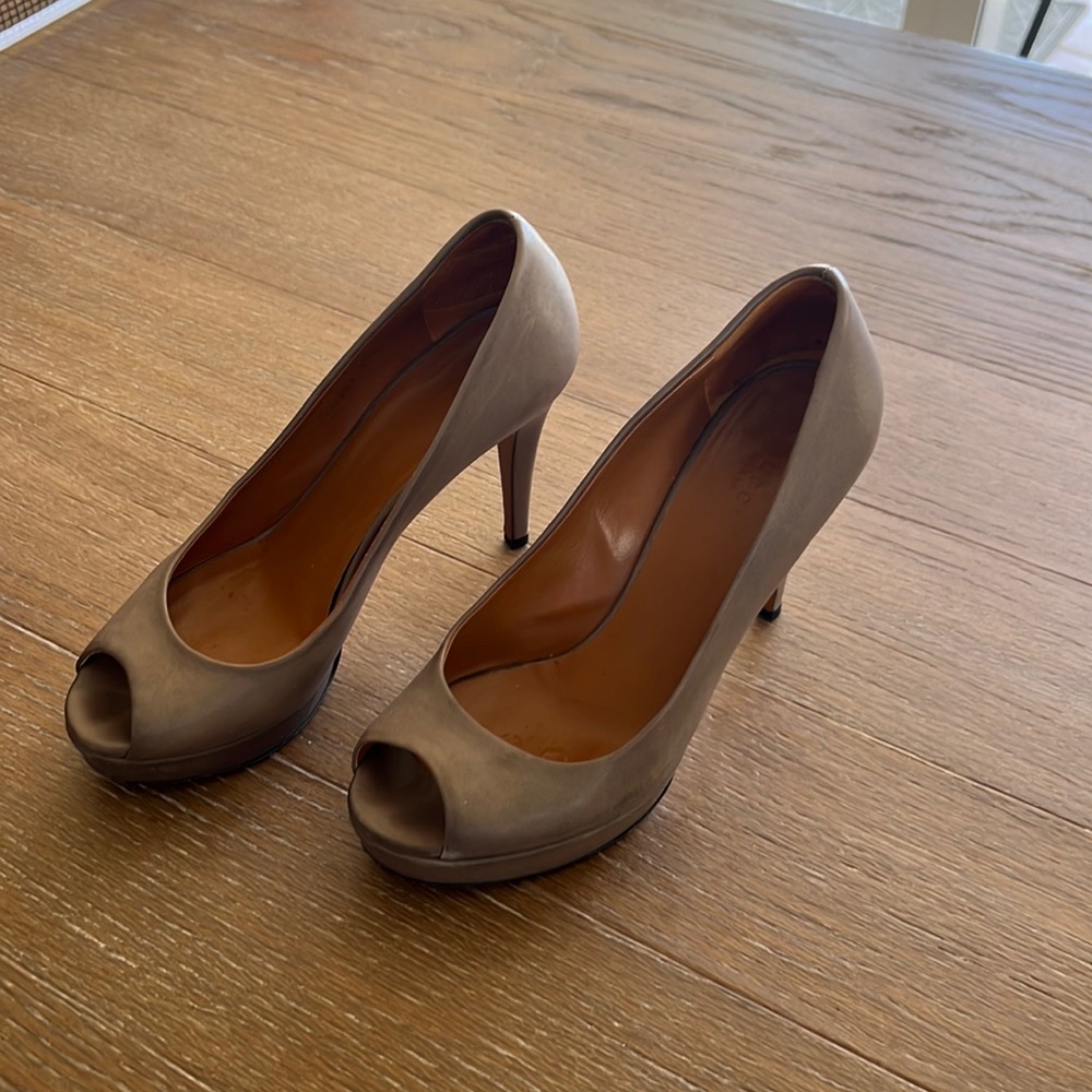 Gucci gray peep toe stiletto leather heels Size 37.5